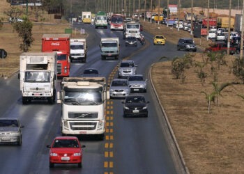 Projeto prevê que placas de veículos voltem a informar cidade e estado