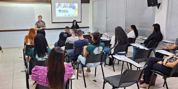 Aulas da Escola de Vendedores são iniciadas na Aciapi e CDL de Ipatinga