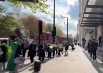 Brasileiros protestam em Londres e pedem impeachment de Moraes