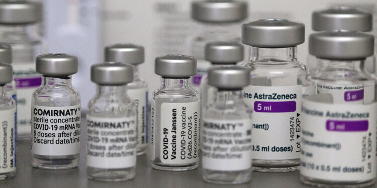 AstraZeneca admite efeito colateral raro em vacina da Covid-19