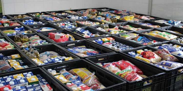 Aciapi-CDL e Sebrae entregam alimentos arrecadados na Feiraço 2024