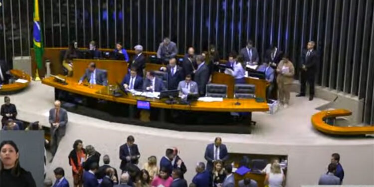 Como fica a criminalização das fake news se veto de Bolsonaro for derrubado