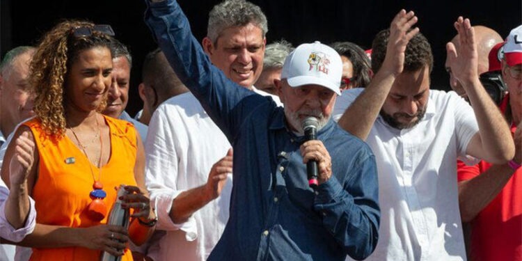 Lula pede voto para Boulos em ato esvaziado do 1º de maio