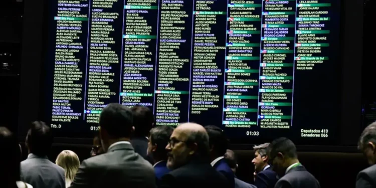 Lula é derrotado de novo. Congresso mantém veto de Bolsonaro à criminalização de fake news