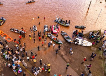 Saques a lojas e ataques a barcos de resgate agravam crise no RS