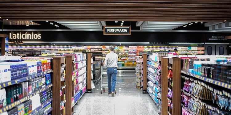 Supermercados do Vale do Aço abrem as portas no feriado desta quinta