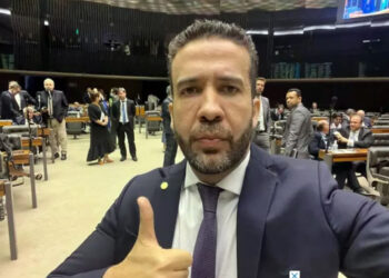 Oposição se mobiliza para anular decisão que livrou Janones na Câmara