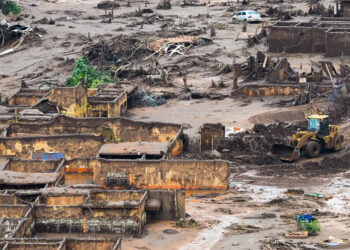 MG, ES e União querem R$ 109 bi de empresas por danos em desastre de Mariana