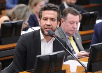 Conselho de Ética arquiva processo que poderia cassar Janones por “rachadinha”