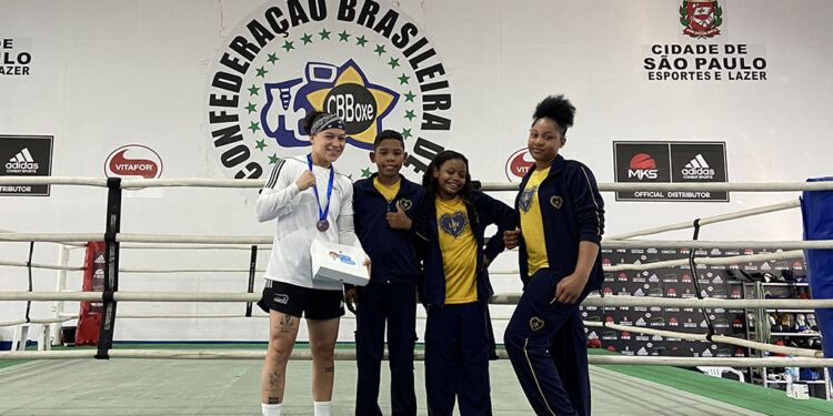 Crianças da LBV homenageiam Seleção Brasileira de Boxe