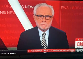 Âncora da CNN surge alcoolizado e vira polêmica ao anunciar saída de Biden