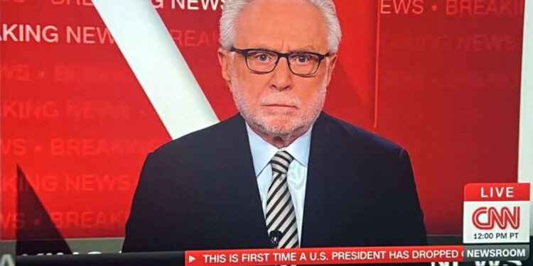 Âncora da CNN surge alcoolizado e vira polêmica ao anunciar saída de Biden