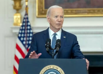 Joe Biden diz a aliado que avalia deixar corrida presidencial
