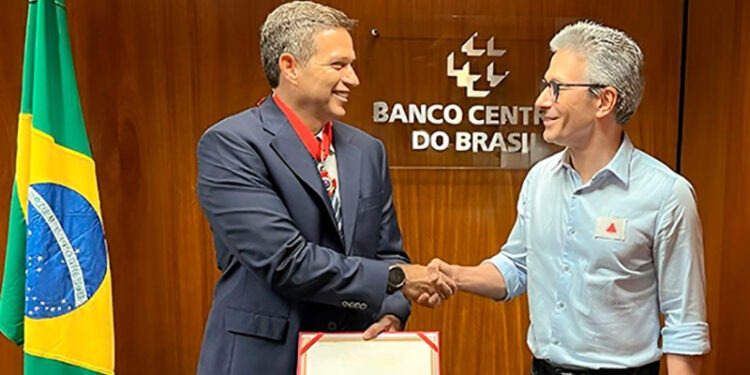 Zema entrega Medalha da Inconfidência ao presidente do Banco Central