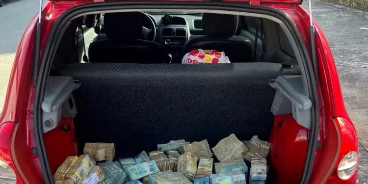 Polícia encontra R$ 1 milhão em carro abandonado no Maranhão