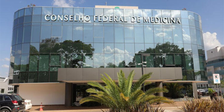 Governo Lula aciona MPF contra decisões do Conselho Federal de Medicina