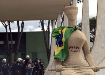 PGR denuncia mulher que escreveu ‘perdeu, mané’ em estátua no STF