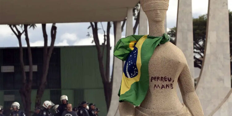 PGR denuncia mulher que escreveu ‘perdeu, mané’ em estátua no STF