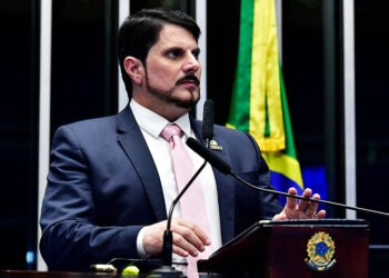 Marcos do Val expõe delegado que investiga Bolsonaro e 8 de janeiro
