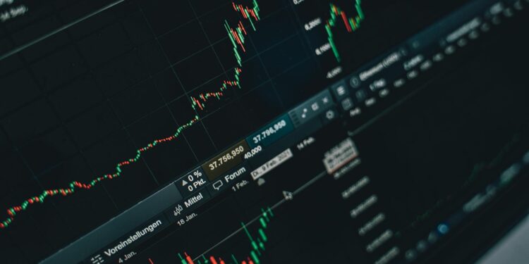Ibovespa atinge maior nível desde janeiro, impulsionado por recuperação global e balanços trimestrais