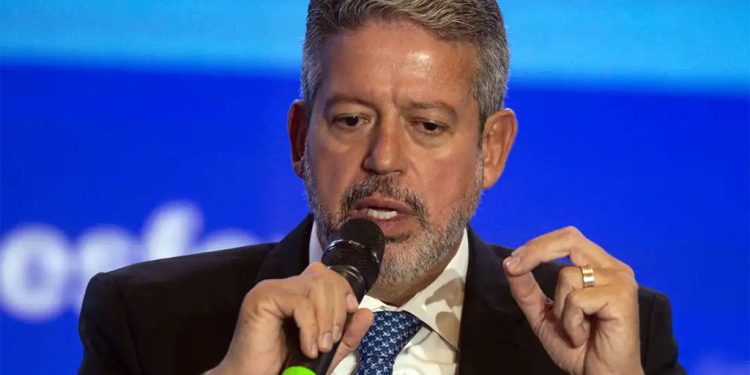 Câmara avança com PEC que limita poder no STF