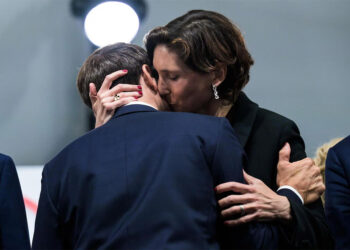 Beijo entre Macron e ministra causa furor na frança