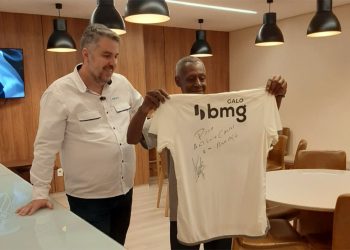 Ex-colaborador da FSFX é homenageado com camisa autografada por Hulk