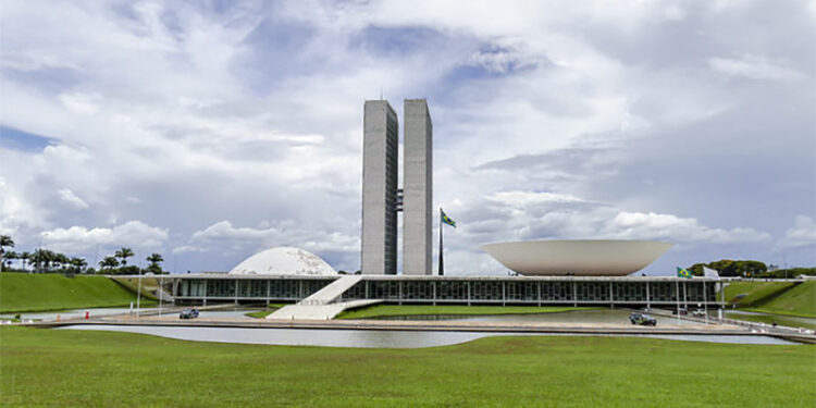 Comissão do Senado aprova isenção de FGTS e INSS para aposentados