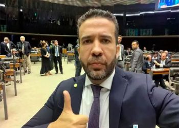 PF indicia André Janones por suposta rachadinha em gabinete