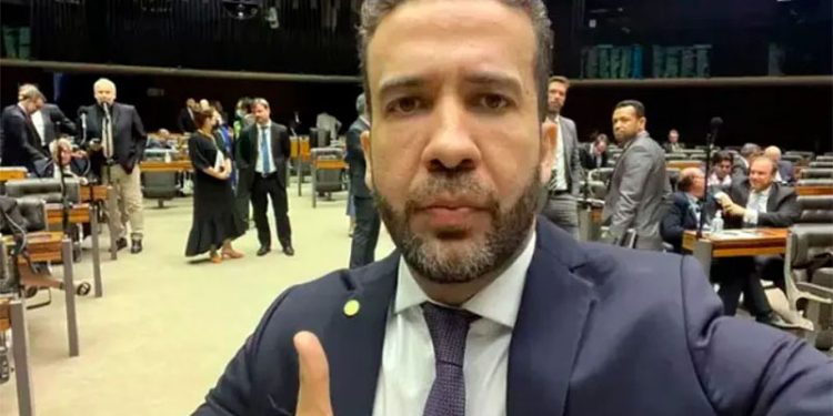PF indicia André Janones por suposta rachadinha em gabinete
