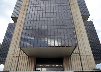 Dívida pública brasileira cresce e déficit supera previsões