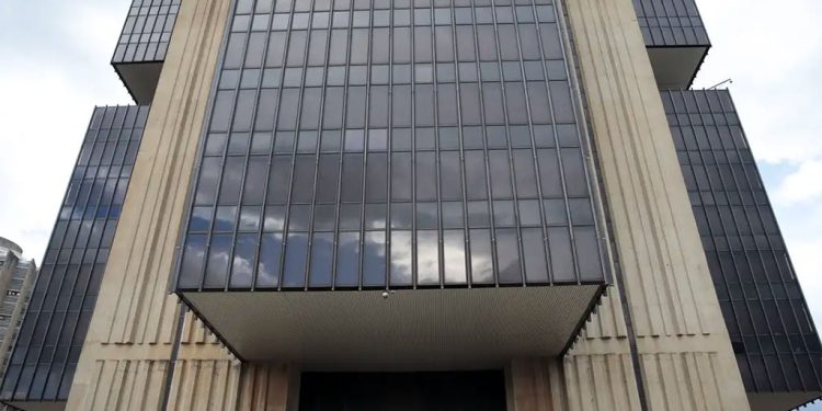 Dívida pública brasileira cresce e déficit supera previsões