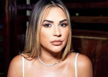 Deolane Bezerra deixa prisão com tornozeleira eletrônica