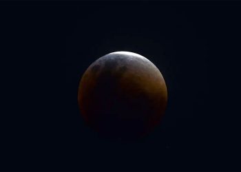 Eclipse parcial da Lua acontece hoje; saiba como assistir pela internet