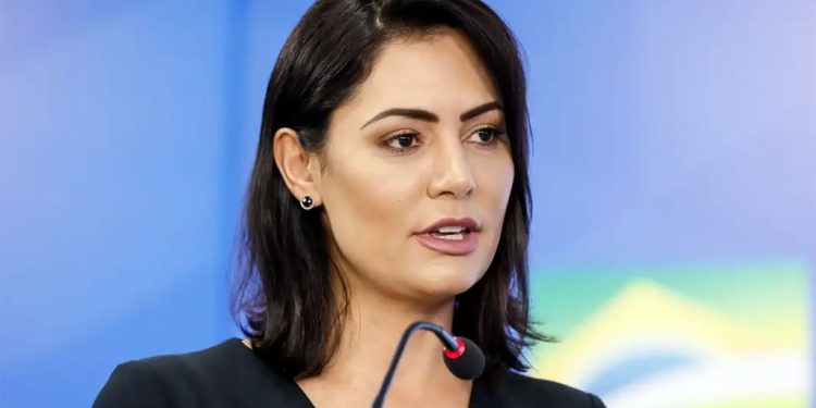 Revista é condenada a indenizar ex-primeira-dama por reportagem