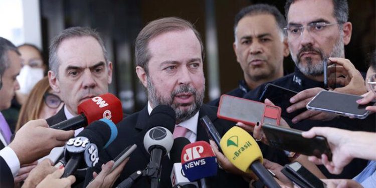 Horário de verão é realidade urgente, diz ministro