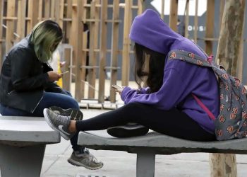 Comissão de Educação aprova projeto que proíbe uso de celular em escolas