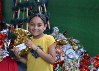Crianças da LBV escrevem cartas com pedidos de presentes de Natal