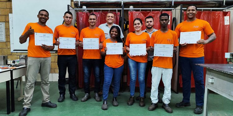 Cursos gratuitos no Instituto do Inox formam profissionais para indústria