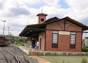 Alunos e educadores fazem visita guiada em bem tombado de Ipatinga