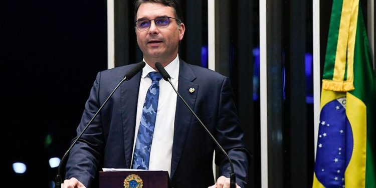 Flávio Bolsonaro fala sobre ação da PF; “Pensar em matar não é crime”