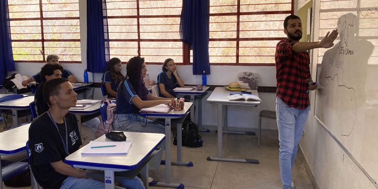 Minas nomeia mais 462 servidores aprovados no concurso da Educação