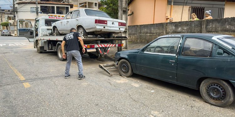 Operação recolhe veículos abandonados nas ruas de Ipatinga