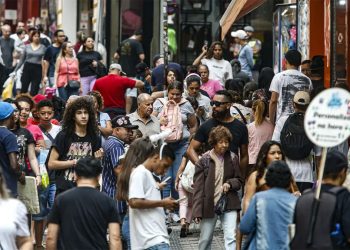 Número de pessoas endividadas no país chega a 73 milhões, diz Serasa