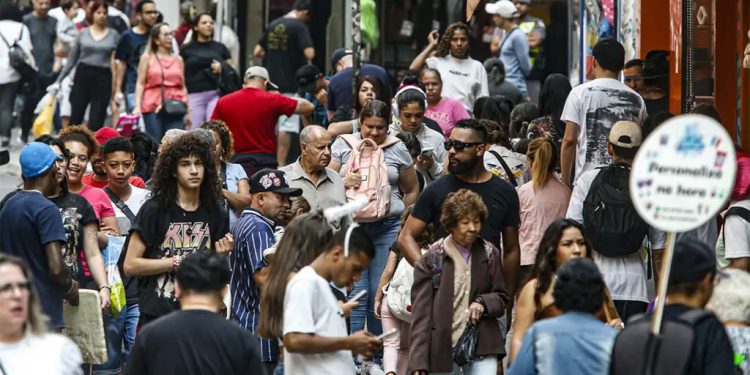 Número de pessoas endividadas no país chega a 73 milhões, diz Serasa