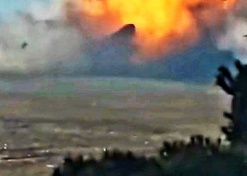 Boeing com 175 passageiros e seis tripulantes explode após colisão no pouso