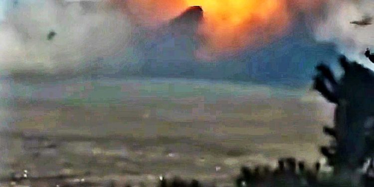Boeing com 175 passageiros e seis tripulantes explode após colisão no pouso
