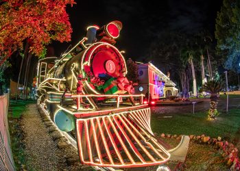 Iluminação da Fundação Aperam acende magia do Natal em Timóteo