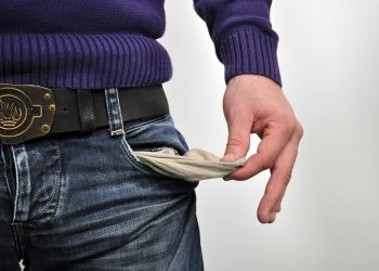 Real sofre segunda maior queda em 25 anos na economia brasileira