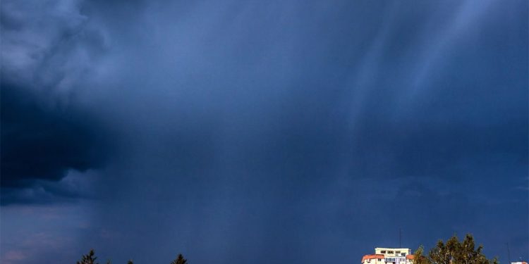 Tempestade severa pode atingir sete estados brasileiros, diz Inmet